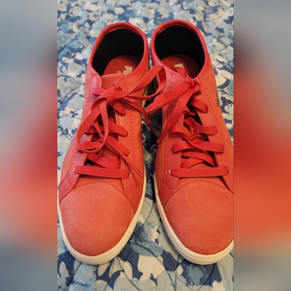 PUMA Shoe size 8 - Picture 1 of 3